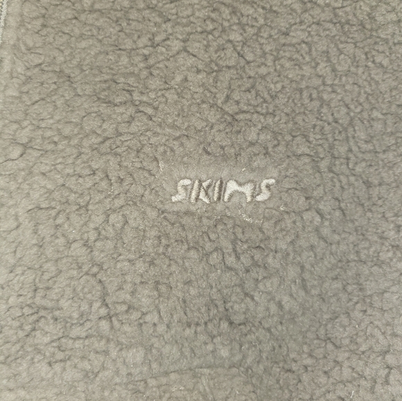 14. NWT SKIMS COZY KNIT TEDDY CROP FULL ZIP HOODIE IN DESERT SIZE XXS - Picture 6 of 9